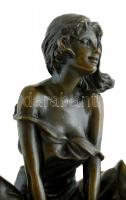 Francois Rude jelzéssel: Lányka. Öntött, patinázott bronz, márvány talpon. Utánöntés. m: 30 cm