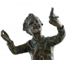 Jelzés nélkül: Galambot fogó fiú. Öntött, patinázott bronz, márvány talpon. Utánöntés. Párizsi öntöd...