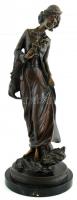 Jelzés nélkül: Kalapos hölgy. Öntött, patinázott bronz, márvány talpon. m: 43 cm