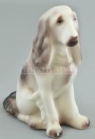 Hollóházi kutya, kézzel festett porcelán, kopásnyomokkal, jelzett, m: 14 cm