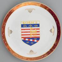Dísztányér, Kosice címerével, matricás porcelán, kopásnyomokkal, jelzett, d: 30 cm