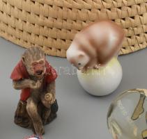 Vegyes bolhatétel cca 22 db, szalma dobozban, üveg, porcelán stb. d: 30 cm