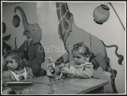 cca 1960-1970 Gyerekek ebéd és játék közben, egy óvodában vagy intézetben, 2 db jelzett sajtófotó, 23,5x17,5 cm