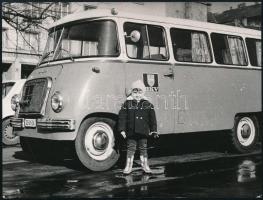 cca 1960 Bp., kisgyerek egy régi BKV kisbusz előtt, fotó, 12x9 cm