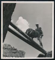 cca 1938 Vadas Ernő (1899-1962) budapesti fotóművész és fotóriporter hagyatékából 1 db vintage fotó, pecséttel jelzett, 8,5x8,5 cm