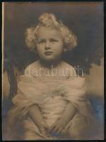 1921 Gaiduschek Erzsi (1875-1956) budapesti fényképész műterméből 2 db vintage fotó, a kisebbik hidegpecséttel jelzett, 24x17,4 cm és11,8x8,5 cm