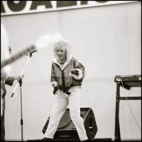 1986 Neoton Família, Menesdorfer Lajos (1941-2005) budapesti fotóművész hagyatékából, 17 db vintage ...