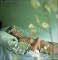 cca 1984 Menesdorfer Lajos (1941-2005) budapesti fotóművész hagyatékából, 5 db vintage NEGATÍV, 6x6 ...