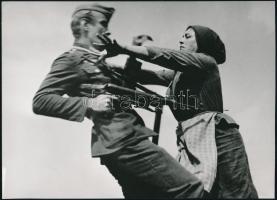 cca 1944 ,,Te briganti, ami a szoknyám alatt van, azt nem kell felszabadítani!", 1 db jelzés nélküli produkciós filmfotó, 15x21 cm