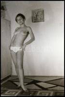 cca 1974 Az első műtermi aktfotó sorozat egy lányról, 21 db vintage NEGATÍV, 36x24 mm