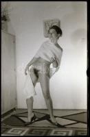 cca 1974 Az első műtermi aktfotó sorozat egy lányról, 21 db vintage NEGATÍV, 36x24 mm