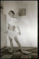 cca 1974 Az első műtermi aktfotó sorozat egy lányról, 21 db vintage NEGATÍV, 36x24 mm