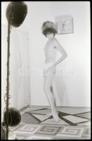 cca 1974 Az első műtermi aktfotó sorozat egy lányról, 21 db vintage NEGATÍV, 36x24 mm