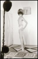 cca 1974 Az első műtermi aktfotó sorozat egy lányról, 21 db vintage NEGATÍV, 36x24 mm