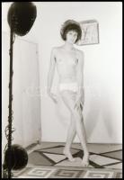 cca 1974 Az első műtermi aktfotó sorozat egy lányról, 21 db vintage NEGATÍV, 36x24 mm