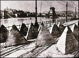 1945 Budapest, tankakadályok a villamos síneken, 1 db NEGATÍV, 5x6,8 cm
