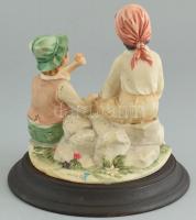 Vivica jelzéssel: Bukolikus pár. Műgyanta, fa talapzaton. 17 cm