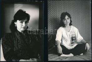 cca 1999 Szerencsi Éva (1952-2004) színésznőről készült 2 db vintage fotó, Oláh Csaba pecsétjével jelzett, 18x13 cm