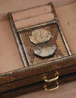 Ékszeres doboz, ládika, kulccsal, benne borostyán szett, bizsu nyaklánc. 14x11x12 cm