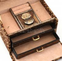 Ékszeres doboz, ládika, kulccsal, benne borostyán szett, bizsu nyaklánc. 14x11x12 cm