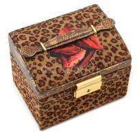 Ékszeres doboz, ládika, kulccsal, benne borostyán szett, bizsu nyaklánc. 14x11x12 cm