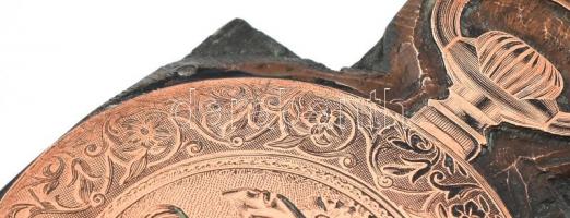 Rézmetszet dúc, zsebóra formájú, benne véset, Sárkány ölő Szent György, kopott. 7,5x5cm