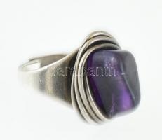 Ezüst (Ag) design gyűrű, ametiszttel ékítve, állítható méretű, jelzett, bruttó: 11 g