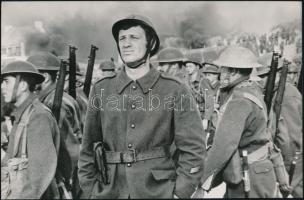 1964 Jean-Paul Belmondo (1933-2021) francia színész a ,,Két nap az élet" c. film egyik jelenetében, vintage produkciós filmfotó,16x24 cm