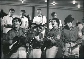 cca 1964 A Dervisek együttes fellépése, jelzés nélküli vintage fotó, 20x29 cm