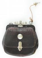 Antik bőr táska kulccsal, kopott, 15x15cm