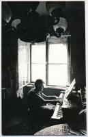 1970 Straszer András kecskeméti fotóművész feliratozott, vintage fotóművészeti alkotása (zongoránál), 24x15 cm