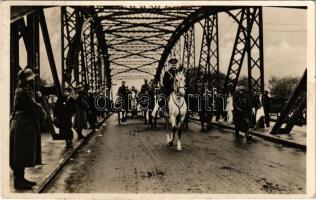 1938 Komárom, Komárnó; bevonulás, Horthy fehér lovon a hídon / entry of the Hungarian troops + "1938 Losonc visszatért" So. Stpl