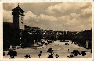 1943 Rozsnyó, Roznava; Rákóczi tér és őrtorony, irredenta propaganda, Gróf Andrássy Dénesné (Franciska grófnő) szobra, Breibart József, Schvarcz Nándor, Róth Sándor üzlete, piac, automobil. Fuchs József kiadása / watchtower with Hungarian irredenta propaganda, statue, shops, market, automobiles (EK)