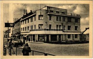 1942 Érsekújvár, Nové Zámky; Földműves közkölcsön pénztár, automobil / bank, automobile (ázott sarok / wet corner)