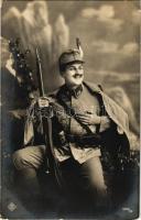 1915 Magyar katona teljes menetfelszerelésben fegyverrel / Hungarian soldier in full gear with gun (EK)