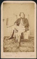 cca 1860 Férfi hintaszékben és pipával, keményhátú fotó Schneider pesti műterméből, 10,5×6,5 cm