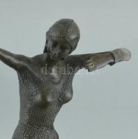Chiparus jelzéssel: Táncos. Öntött, patinázott bronz, márvány talpon. m: 44 cm