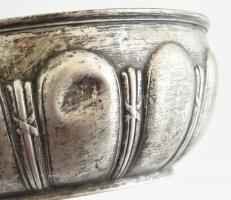 Ezüst (Ag) kínáló tál. Jelzett. Kopott. Nettó: 184g, d: 16 cm, m: 6,5cm