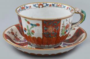 Antik Herendi Gödöllő mintás teáscsésze aljjal, kézzel festett porcelán, jelzett, kopott, apró gyári tűzrepedéssel, csésze m: 6,5 cm, csésze alj d: 16 cm. XIX. század második fele.
