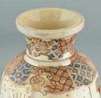 Antik japán Satsuma jellegű váza, kézzel festett fajansz, jelzett, kopott, mázrepedésekkel, m: 46 cm