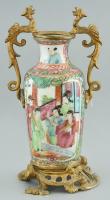 Antik kínai váza, kézzel festett porcelán, bronz foglalatban, foglalat lötyög, kopott, jelzés nélkül, m: 20 cm