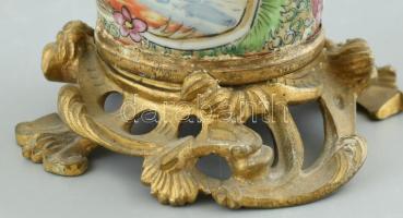 Antik kínai váza, kézzel festett porcelán, bronz foglalatban, foglalat lötyög, kopott, jelzés nélkül...