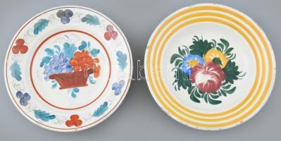 2 db telkibányai kerámia fali tányér, jelzett, sérülésekkel, d: 23,5 és 24 cm