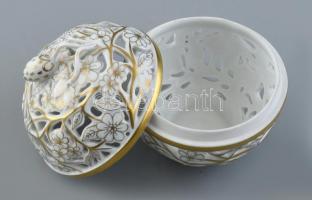 Herendi áttört bonbonniere eperfogóval. Kézzel festett aranyozott porcelán. Jelzett. kopásnyomokkal....