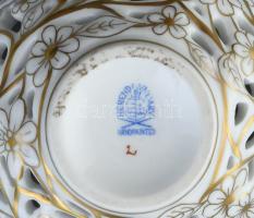 Herendi áttört bonbonniere eperfogóval. Kézzel festett aranyozott porcelán. Jelzett. kopásnyomokkal....
