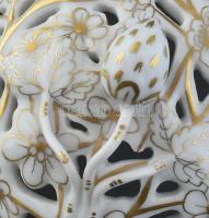Herendi áttört bonbonniere eperfogóval. Kézzel festett aranyozott porcelán. Jelzett. kopásnyomokkal....