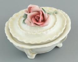 Ens porcelán rózsás bonbonier, kézzel festett, jelzett, sérült, 12×10×9 cm