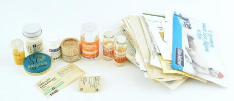 Régi gyógyszerismertetők, gyógyszercímkék, néhány gyógyszeres üvegcse és fiola