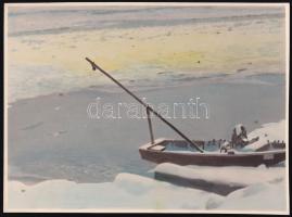 Tóth Gyula (1891-1970): Csónak a jeges Dunán, 1930-1940 körül. Színezett fotó, papír, jelzés nélkül, 16x22 cm