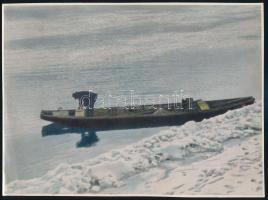 Tóth Gyula (1891-1970): Csónakos, 1930-1940 körül. Színezett fotó, papír, jelzés nélkül, bal szélén kisebb gyűrődéssel, 16x22 cm
